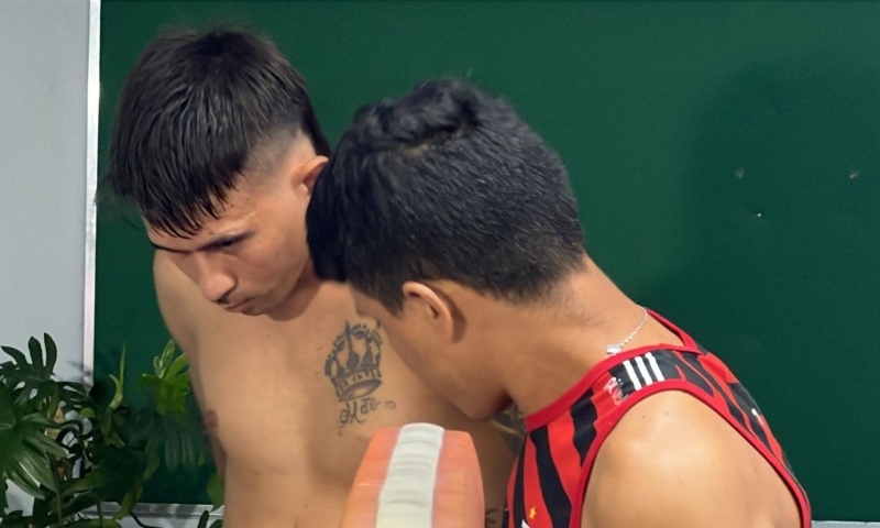 Bandidos que assaltaram motoboy são presos em Manaus; veja vídeo