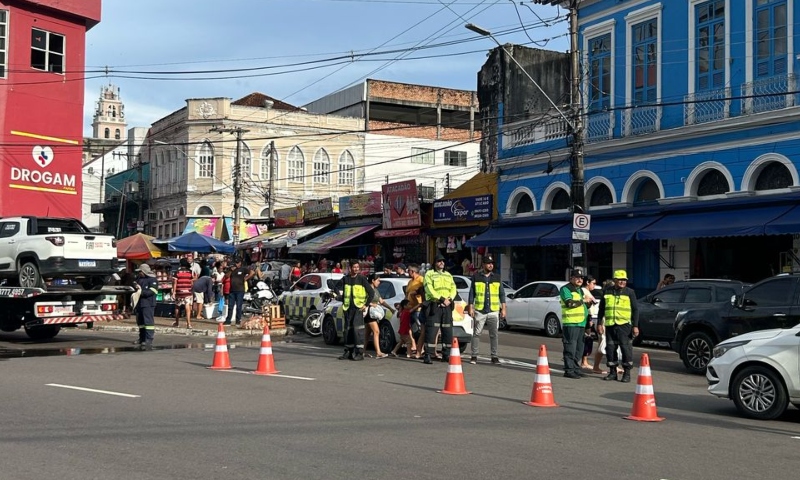 Prefeitura de Manaus realiza operação de fiscalização de transporte de passageiros e cargas no Centro