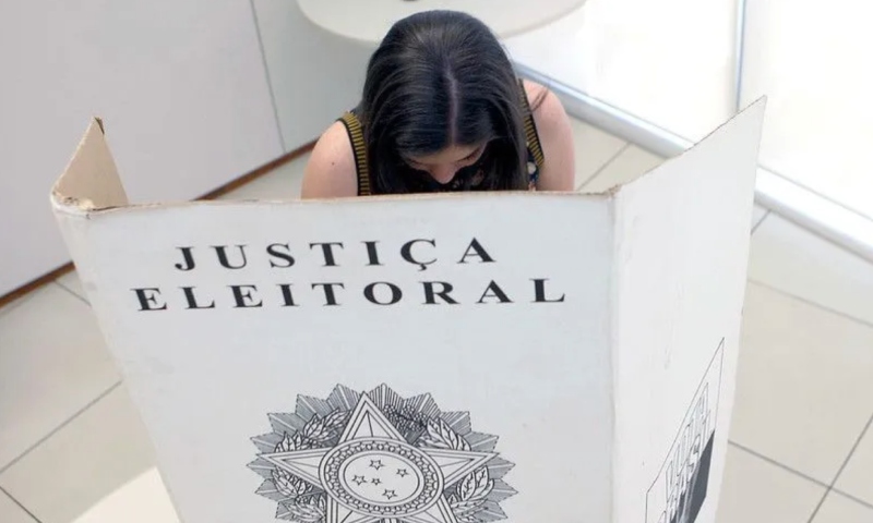 Projeto de Lei pretende criminalizar uso de celular na cabine de votação