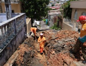 Prefeitura de Manaus realiza manutenção de rede de drenagem no bairro Glória