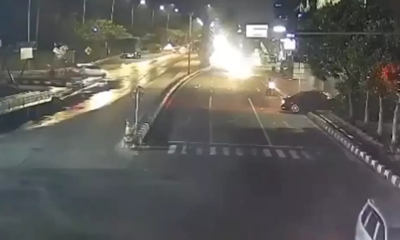 Carro voa de altura de 12 metros após motorista se confundir com GPS; veja vídeo