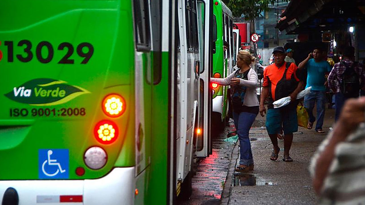 Motoristas e cobradores de ônibus iniciam greve nesta terça-feira (15), em Manaus