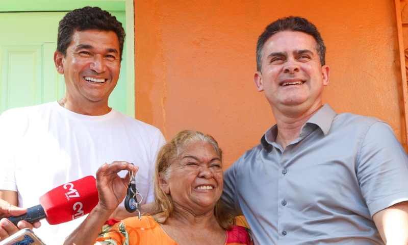 Prefeito David Almeida entrega casas reformadas pelo programa ‘Casa Manauara’