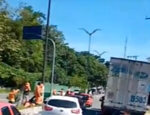 Urgente: carreta esmaga cabeça de motoqueiro em frente da UFAM; veja vídeo