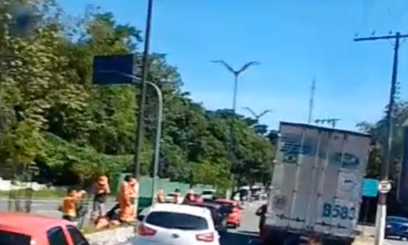 Urgente: carreta esmaga cabeça de motoqueiro em frente da UFAM; veja vídeo