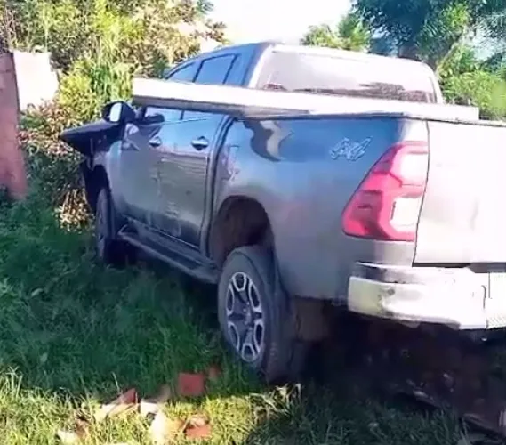 Tr4gédia: caminhonete invade casa e m@ta pai e filho enquanto tomavam café