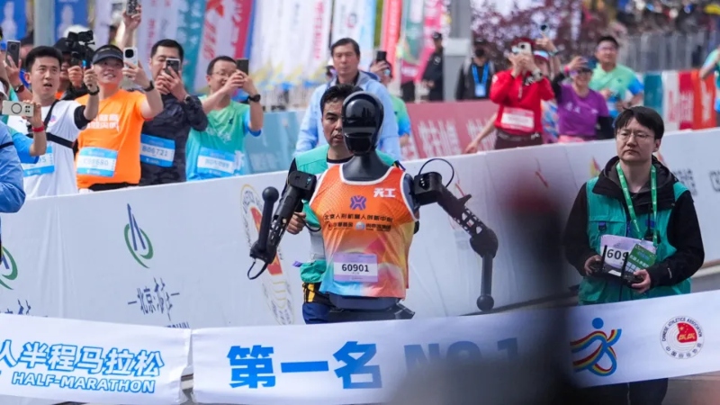 Impressionante: robôs correm meia maratona na China e assustam população
