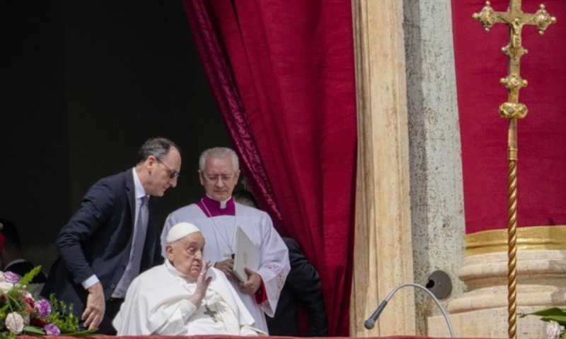 Papa Francisco aparece no Domingo de Páscoa para dar a bênção enquanto se recupera