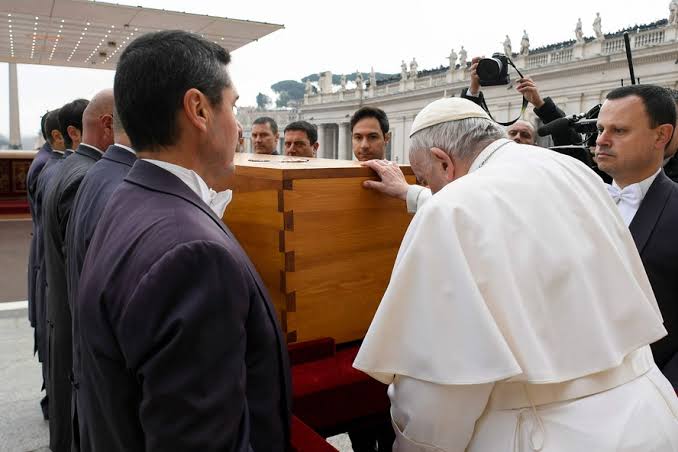 “Caixão simples e enterro fora do Vaticano”: Funeral de Papa Francisco seguirá protocolo definido por ele