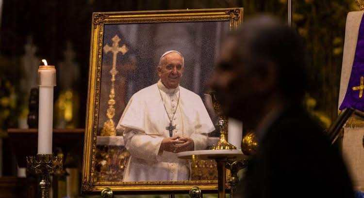 Causa da morte do Papa Francisco é apontada como derrame; entenda