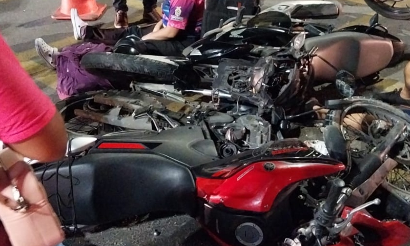 Quatro motociclistas se envolvem em grave acidente na Avenida Max Teixeira; veja vídeo