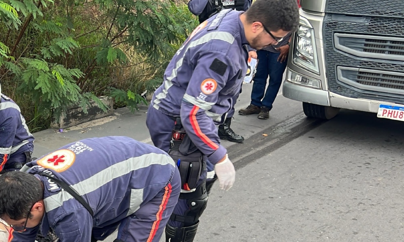 “A perna dela, meu Deus!”: mulher é atingida por carreta enquanto andava para entregar currículo em Manaus; veja vídeo