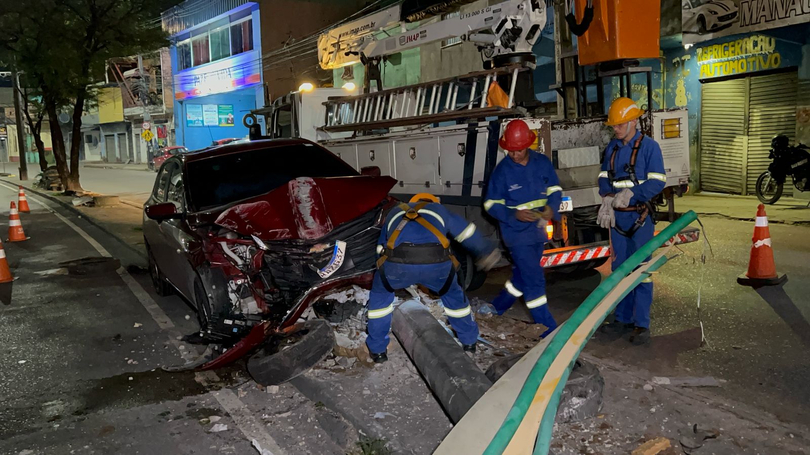 Acidente na Avenida Cosme Ferreira deixa carro destruído; veja vídeo