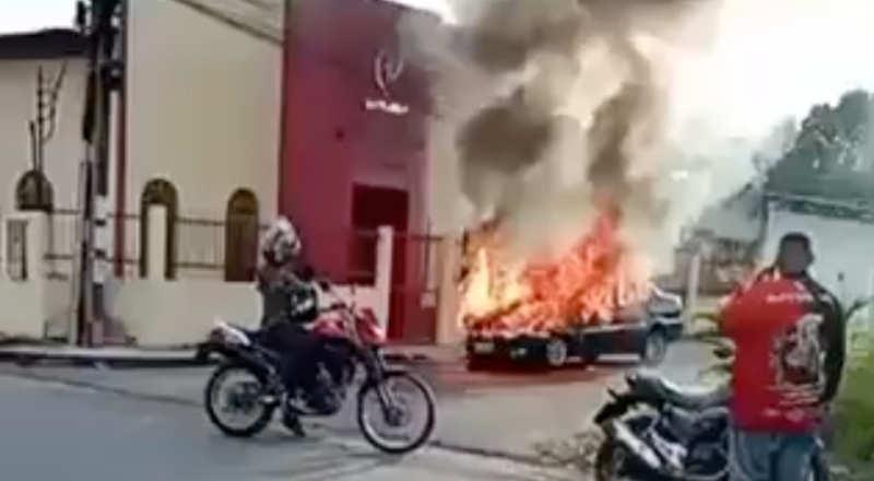 Urgente: carro pega fogo em frente de igreja no Monte Sinai; veja vídeo