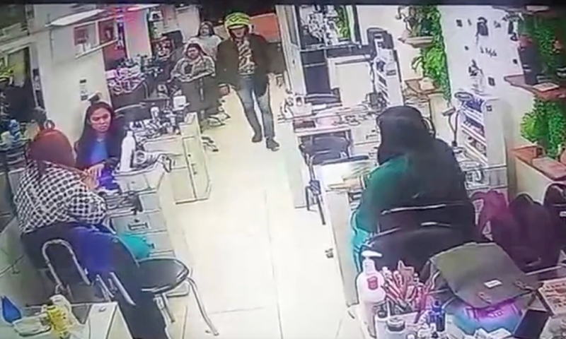 Policial invade salão de beleza e mata friamente a ex-namorada enquanto ela trabalhava; veja vídeo