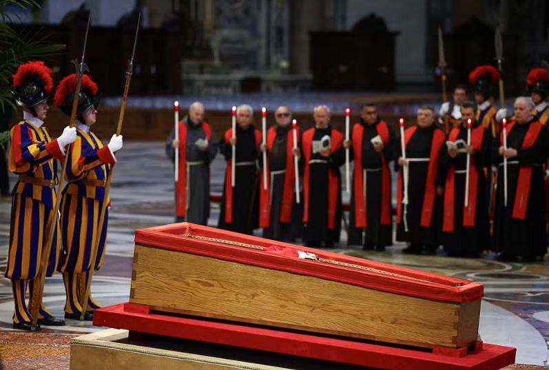 Cerimônias fúnebres do Papa Francisco começam nesta sexta (25); veja a programação