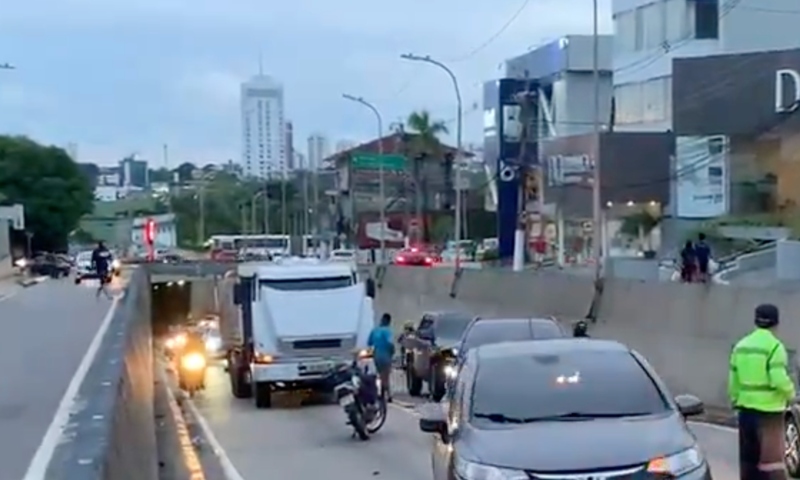 Carreta sofre pane mecânica na Darcy Vargas e trânsito fica caótico; veja vídeo