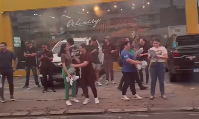 Fiasco: manifestação contra o prefeito David Almeida não reúne nem 30 pessoas em Manaus; veja vídeos
