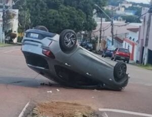 Direção perigosa: carro capota no bairro Dom Pedro; veja