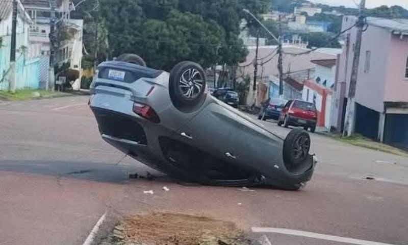 Direção perigosa: carro capota no bairro Dom Pedro; veja