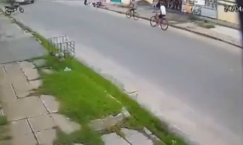 Vídeo mostra momento em que ciclista morre atropelado por caminhão; veja