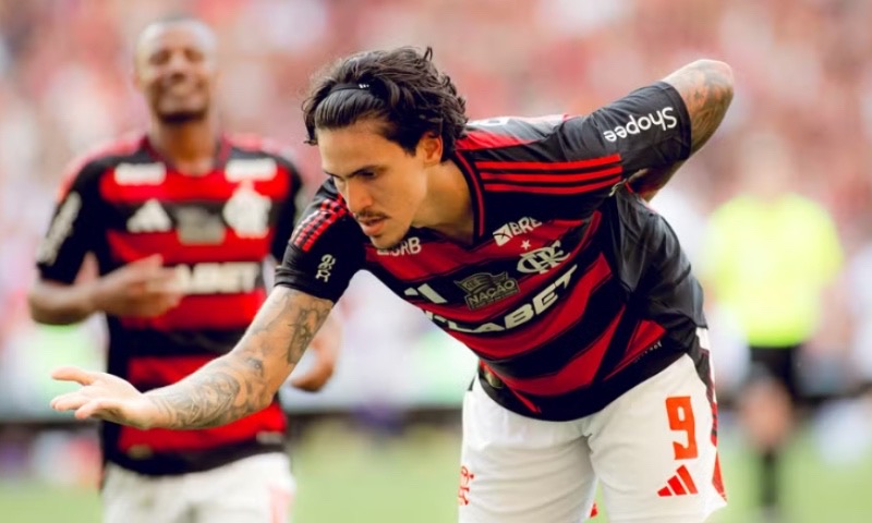 4×0: Flamengo vence Corinthians no Maracanã e assume liderança provisória do Brasileirão