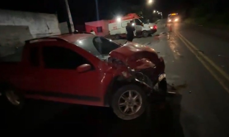 Acidente de trânsito envolvendo ambulância do SAMU e carro de passeio deixa motorista ferido