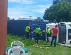 Urgente: carreta tomba na Bola da Gillette, em Manaus; veja vídeo