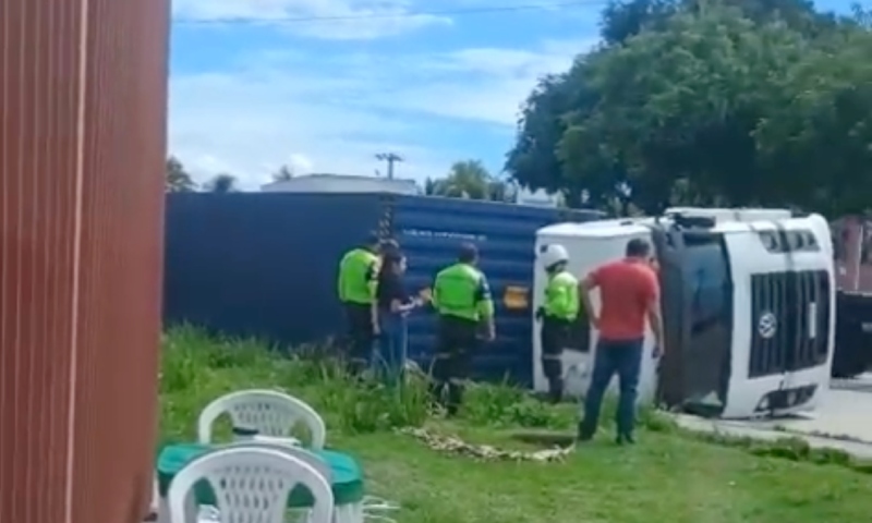 Urgente: carreta tomba na Bola da Gillette, em Manaus; veja vídeo