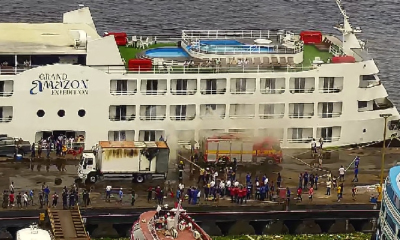 Caminhão pega fogo e causa pânico no Centro de Manaus; veja vídeos