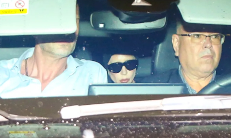 Lady Gaga chega ao Rio e provoca correria de fãs na porta de hotel