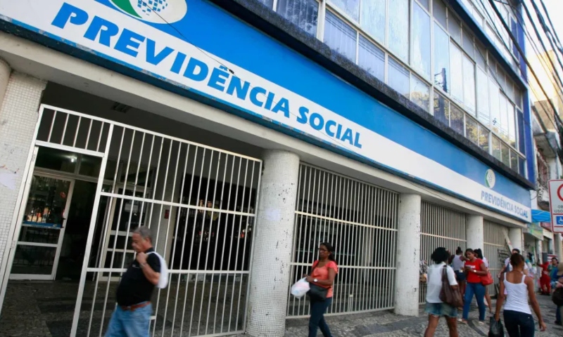 Governo suspende descontos de aposentados do INSS por tempo indeterminado após fraude
