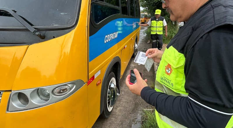 Motorista de ‘amarelinho’ foge após ser flagrado com CNH falsa em Manaus