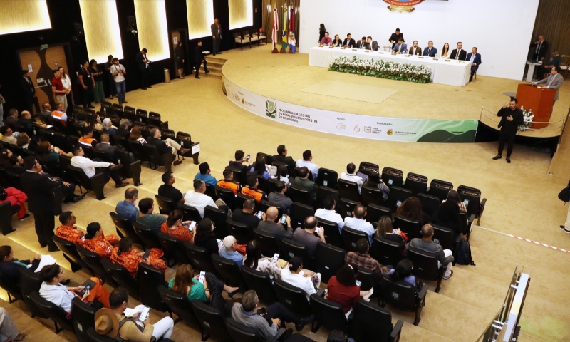 TCE-AM reúne especialistas e gestores em debate sobre prevenção às queimadas e gestão ambiental