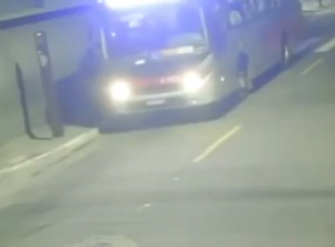 “Ele caiu de tão bêbado”: vídeo mostra momento em que homem morre em acidente com ônibus; veja