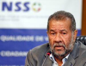 Carlos Lupi pede demissão após escândalo de fraudes no INSS