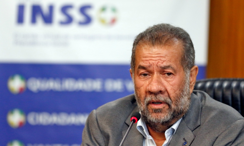 Carlos Lupi pede demissão após escândalo de fraudes no INSS