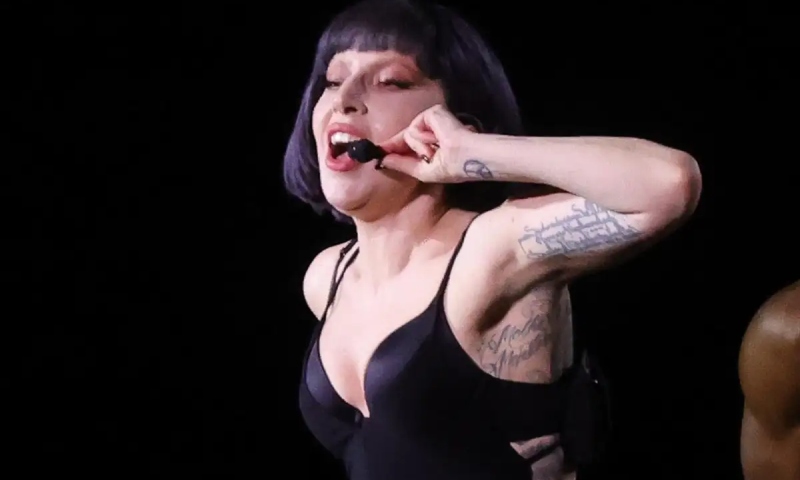 Fãs de Lady Gaga denunciam invasão e caos na área PCD do show em Copacabana
