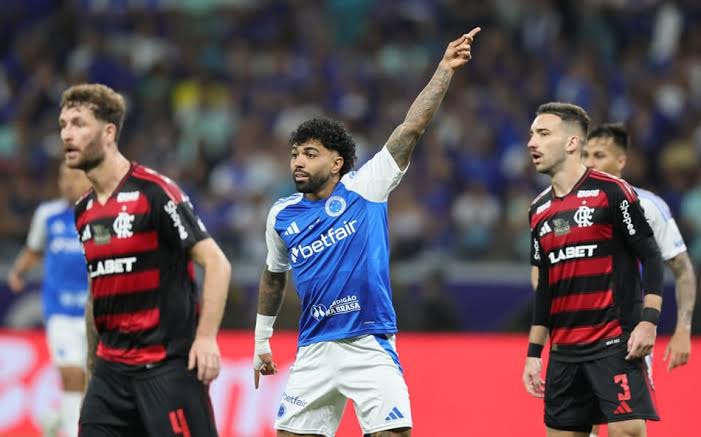 Com gol de Gabigol no final, Cruzeiro bate Flamengo no Mineirão
