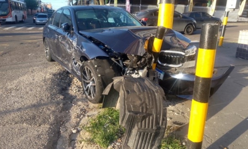 Acidente entre BMW e picape deixa três pessoas feridas no Centro de Manaus