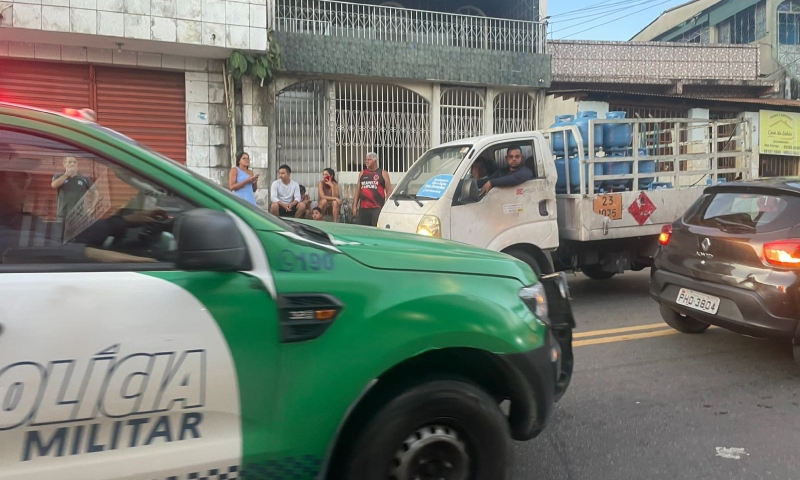 “Foi mais de 20 tiros”: jovem de 19 anos é morto na guerra do tráfico no bairro Compensa; veja vídeo