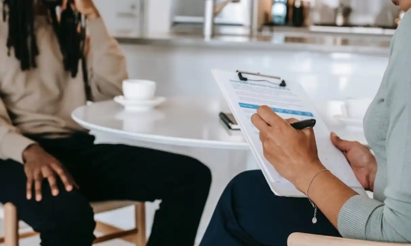 Artigo: Discriminação contra pessoas LGBT em processos seletivos é crime e gera indenização