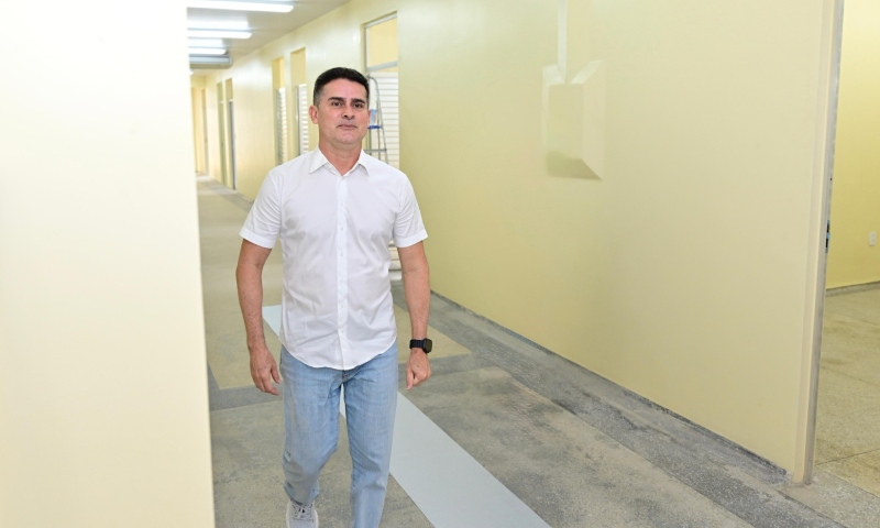 Prefeito David Almeida vistoria obra de revitalização da UBS Leonor de Freitas com inauguração para 20 de maio