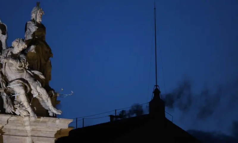 Fumaça preta: cardeais não escolhem novo papa na primeira votação