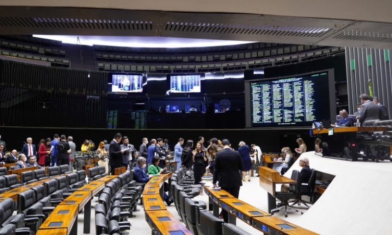 Câmara enfrenta o STF e aprova texto que suspende ação penal contra Bolsonaro e outros acusados de golpe