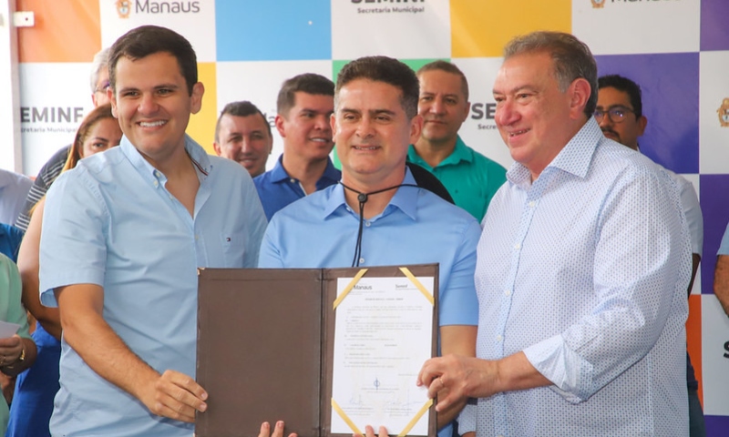 Prefeito David Almeida assina ordem de serviço para asfaltar 20 ruas da comunidade Parque Riachuelo