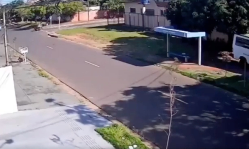 Acidente desesperador: vídeo mostra momento em que mulher morre e filha grávida fica em estado grave; veja vídeo