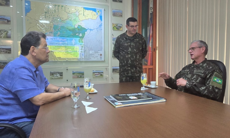 Eduardo Braga e generais do CMA discutem estratégias para implantar instituto de pesquisas do Exército na Amazônia