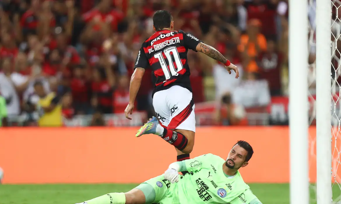 Flamengo lidera o Brasileiro após vencer com gol de Arrascaeta