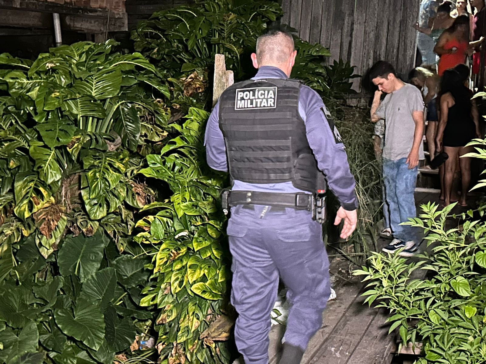 Adolescente de 15 anos é morto a facadas pelo próprio amigo no bairro da Compensa; veja vídeo